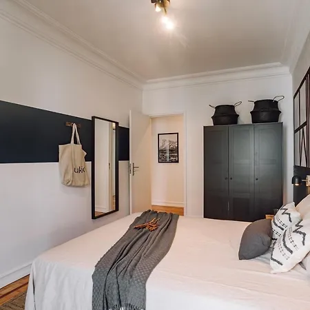 Ayet - 3 Bedrooms With Balcony In Alvalade * ליסבון