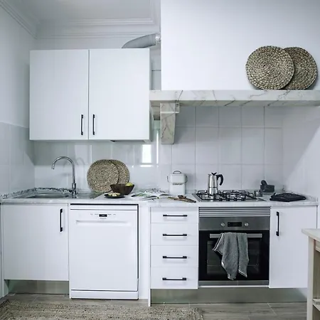 Ayet - 3 Bedrooms With Balcony In Alvalade شقة *