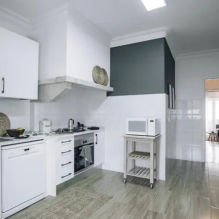 Ayet - 3 Bedrooms With Balcony In Alvalade דירה *