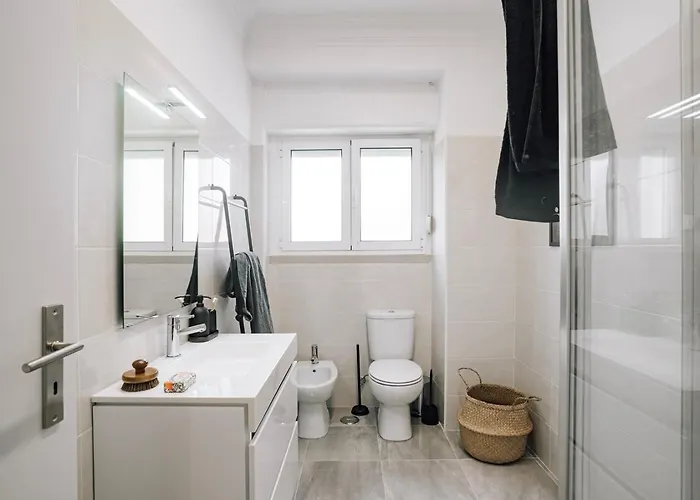 Ayet - 3 Bedrooms With Balcony In Alvalade *