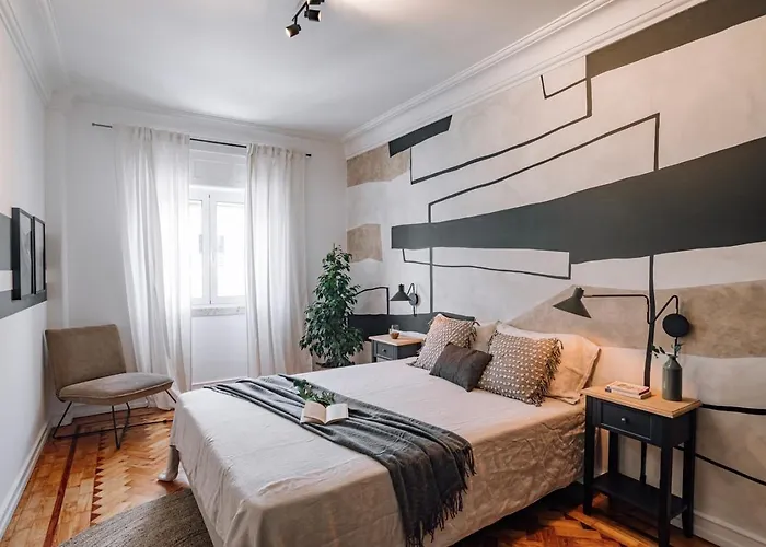 Ayet - 3 Bedrooms With Balcony In Alvalade