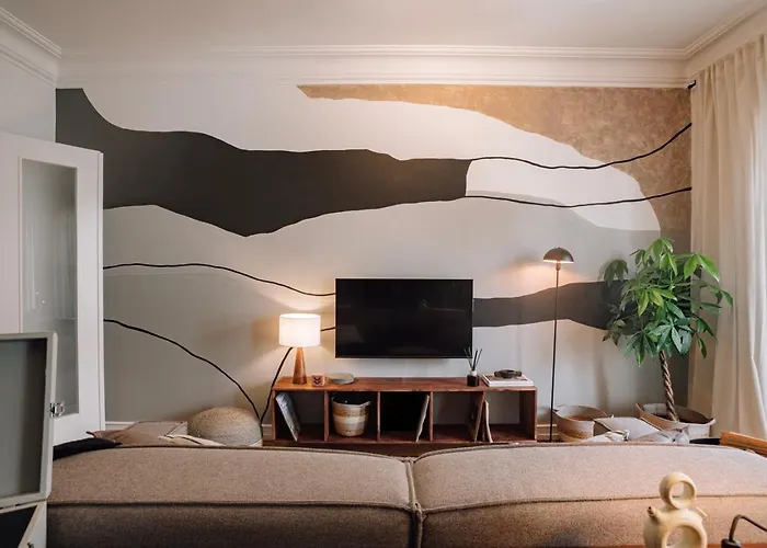 Ayet - 3 Bedrooms With Balcony In Alvalade