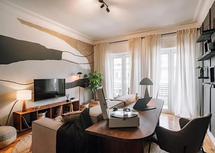 Ayet - 3 Bedrooms With Balcony In Alvalade *