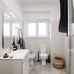 Ayet - 3 Bedrooms With Balcony In Alvalade *