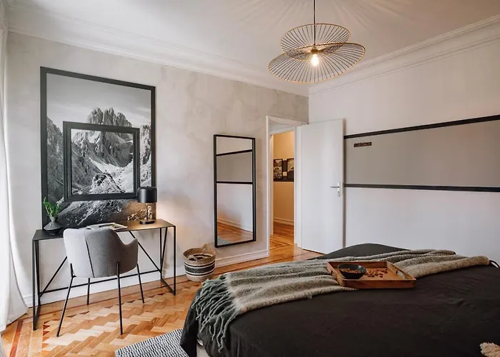 Ayet - 3 Bedrooms With Balcony In Alvalade 리스본