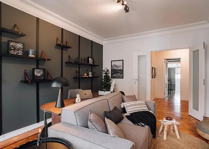 Ayet - 3 Bedrooms With Balcony In Alvalade 아파트 *
