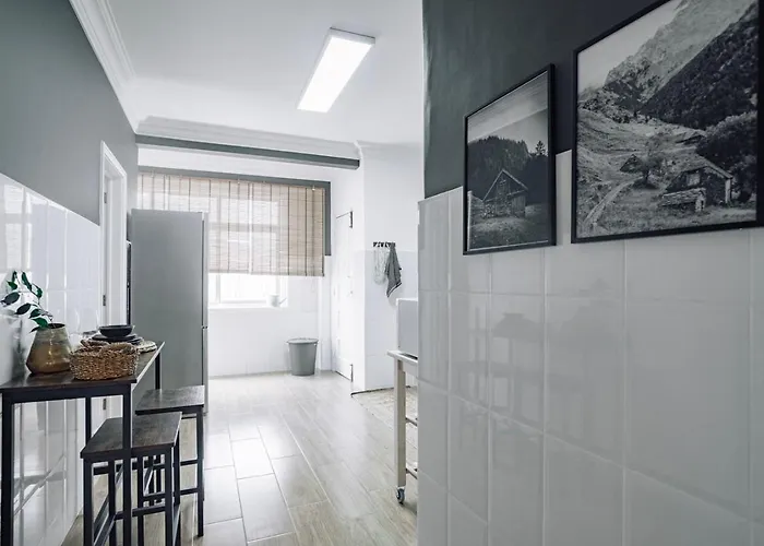 Ayet - 3 Bedrooms With Balcony In Alvalade 리스본