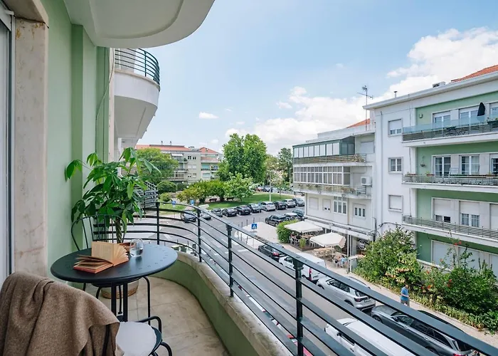 Ayet - 3 Bedrooms With Balcony In Alvalade 아파트